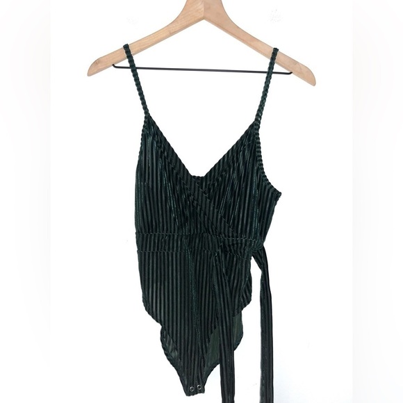 FOREVER 21 NWT Emerald Green Velvet Bodysuit Size Small - Picture 2 of 7
